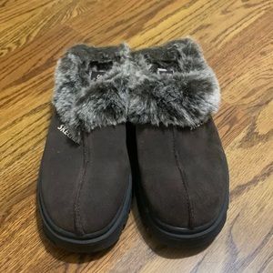 Sketchers fuzzy clogs. Women’s size 7 regular. Brown